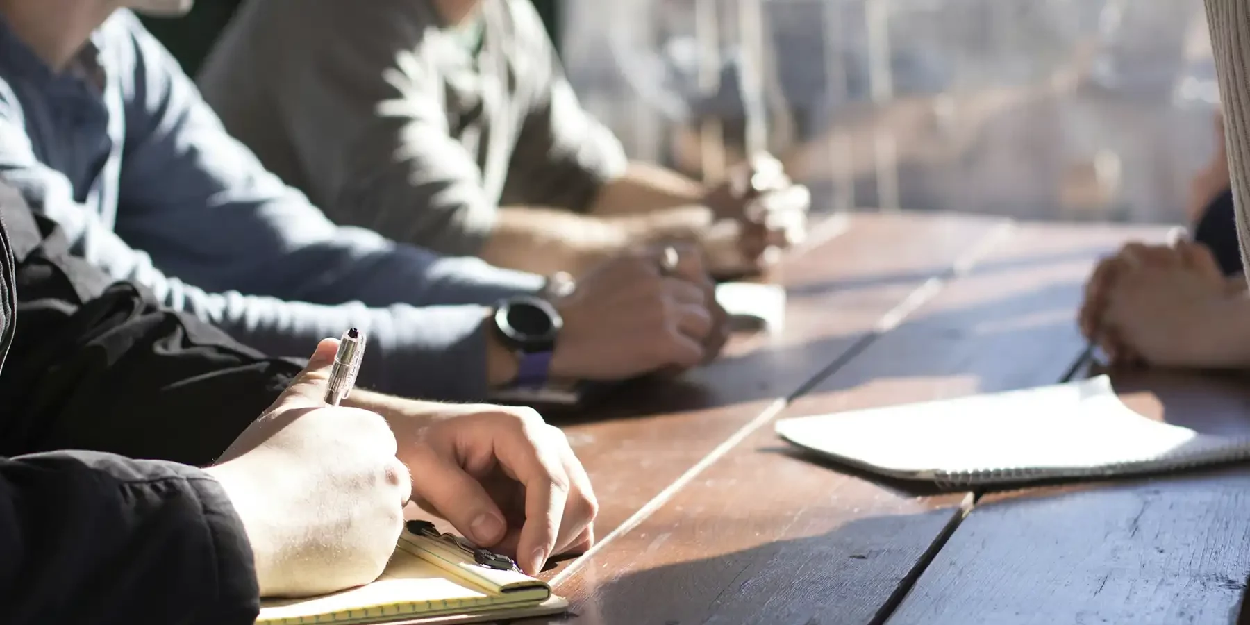 Asesor inmobiliario aplicando técnicas de marketing digital