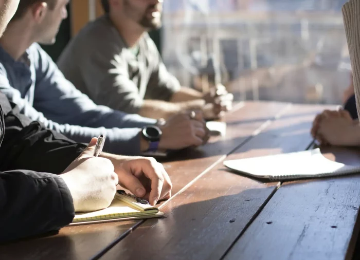 Asesor inmobiliario aplicando técnicas de marketing digital