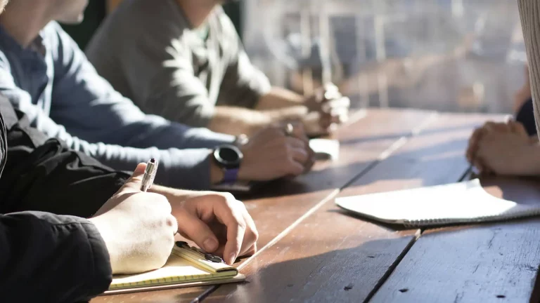 Asesor inmobiliario aplicando técnicas de marketing digital