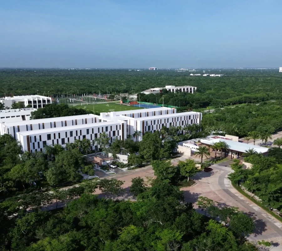 Vista aérea con dron del desarrollo universitario y torres de departamentos en Mérida